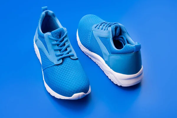 파란색 배경에 편안 한 파란색 스포츠 신발 한 켤레, 신발가게 — 스톡 사진