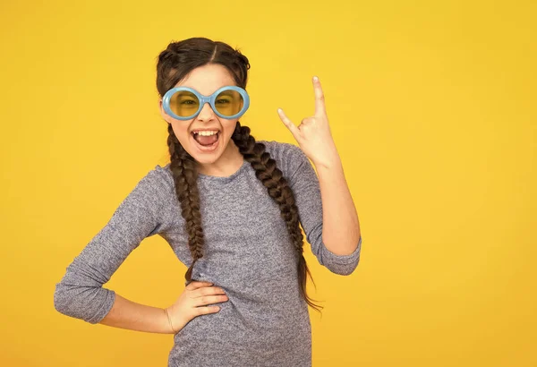 Χαρούμενο κορίτσι παιδί έχει μοντέρνο χτένισμα σε γυαλιά σε κίτρινο φόντο, έτοιμο για διακοπές — Φωτογραφία Αρχείου