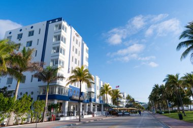 Miami, ABD - 15 Nisan 2021 Florida 'da sanat-deco otelleri ve palmiye ağaçları olan Ocean Drive Caddesi