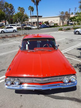 Los Angeles, Kaliforniya ABD - 28 Mart 2021: Kırmızı Chevrolet impala retro araba üst görünümü