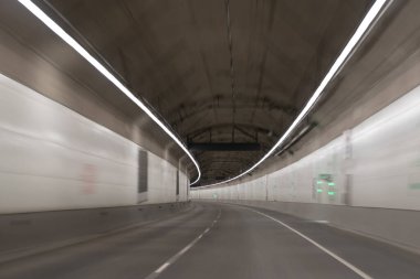 Gri yol tüneli. Şehir yeraltı köprüsü. Gri tünel koridoru. hareket arabası
