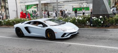 Los Angeles, Kaliforniya ABD - 11 Nisan 2021: beyaz Lamborghini Bulvarı köşesi manzarası.