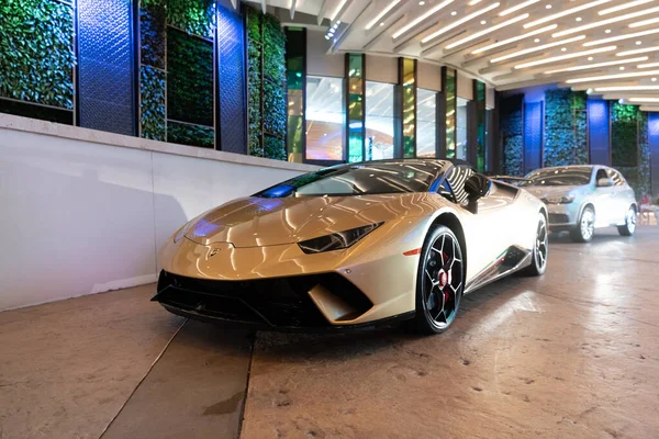 Palm Beach, Florida USA - 22 Mart 2021: Golden Lamborghini Aventador. kenar tam görünüm. — Stok fotoğraf