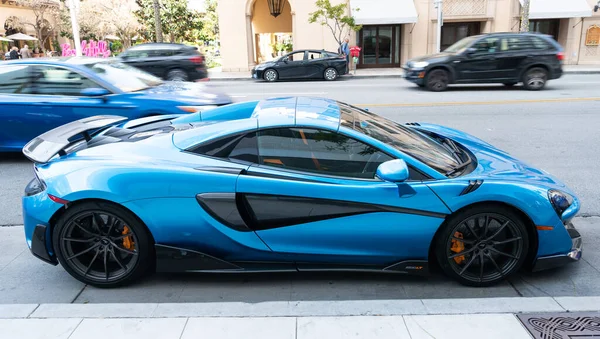 Los Angeles, Kalifornien USA - 11. April 2021: blauer McLaren Automotive Limited 720S rechte Seitenansicht. — Stockfoto