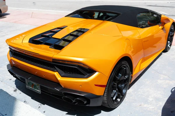 Los Angeles, Califórnia EUA - 14 de abril de 2021: Lamborghini Aventador estacionado em LA. vista lateral traseira. — Fotografia de Stock