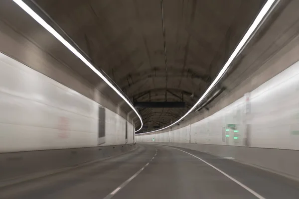 Šedý silniční tunel. městský podzemní most. Šedá chodba. pohyblivé auto — Stock fotografie