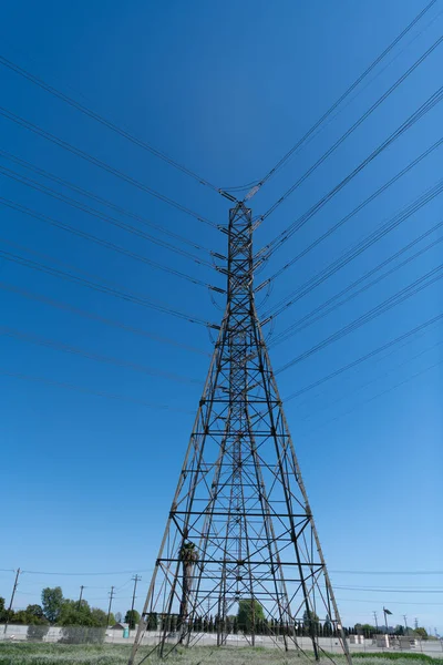 Energia de produção de pilão. transmissão de tensão na torre elétrica. alta tensão. — Fotografia de Stock
