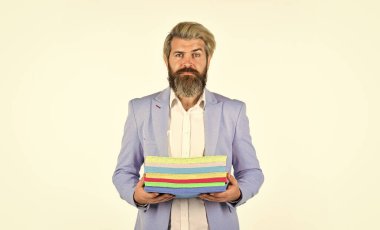 İş adamı paçavrayı hissetti. Renkli toz bezi. Keçeli kumaşlı adam. El yapımı için numdah ya da numnah. Tasarım konsepti. Renkli kağıt yığını. El yapımı ürünler üretiyor. zanaat için kumaş