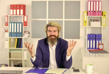 Normal ofis hayatı. Kaynak planlama. Danışman işçi. Şirket yöneticisi belgelerle çalışıyor. Olgun erkek iş zekası. Ofis rutini. Yönetici konsepti. Masadaki ofis çalışanı.