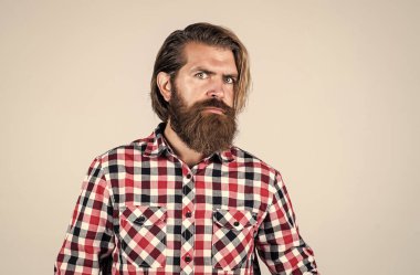 Mükemmel bir tarz. Bıyıklı, vahşi beyaz adam. Sakallı adam kareli gömlek giyer. Kendine güvenen ve yakışıklı vahşi bir adam. Erkek berber bakımı. Saç ve sakal bakımı. Sakallı olgun hippi.