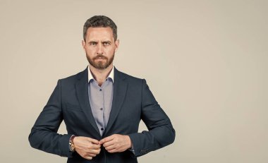 Tüylü kendine güvenen bir adam. İş modası tarzı. Başarılı erkek CEO. patron ve çalışan.