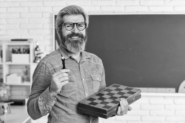 Entelektüel oyun. Satranç dersi. Strateji fikirleri. Turnuvada öğretmen. Başarı oyunu. Strateji konsepti. Yönetim ve liderlik. Satranç hatalara karşı mücadeledir. Masa oyunu. Satranç oynayan adam