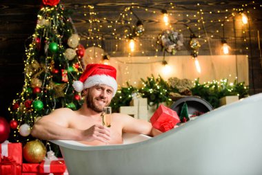 Erotik cazibe. Mutlu yıllar. Erotik dilek. Cezbedici hissediyorum. Seksi olgun adam banyosu. Kış tatili En iyi Noel hediyesi. Noel spa 'sı. Kış dekorasyonları. Kaslı adam rahatla küvet