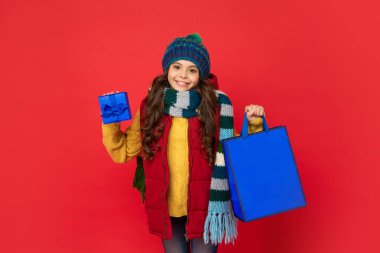 Satın alınmış alışveriş çocuğu. Paketi olan çocuk. kopyalama alanı. Mutlu yıllar..