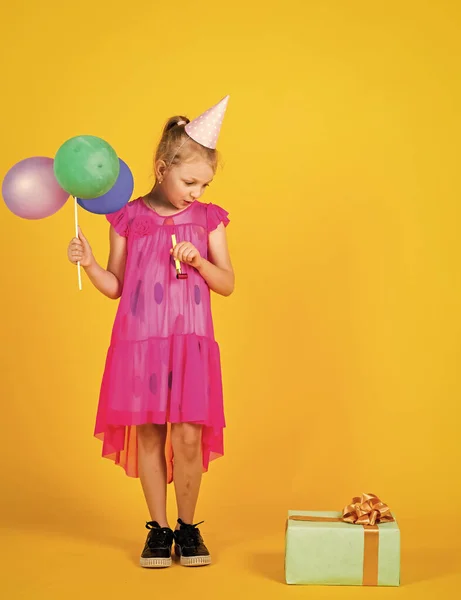 穿着衣服的可爱孩子拿着派对气球和礼品盒，派对 — 图库照片
