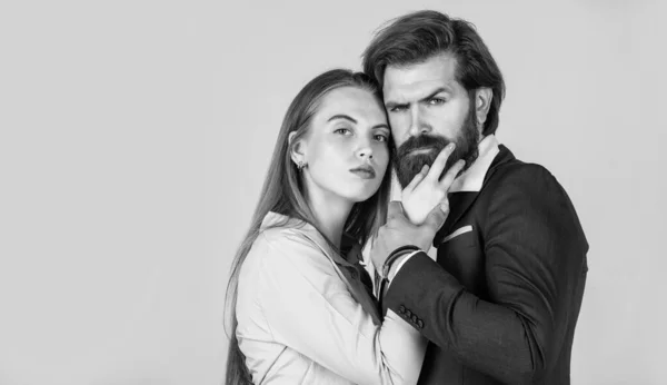 Coppia innamorata di uomo barbuto e donna sexy abbraccio, romanticismo — Foto Stock