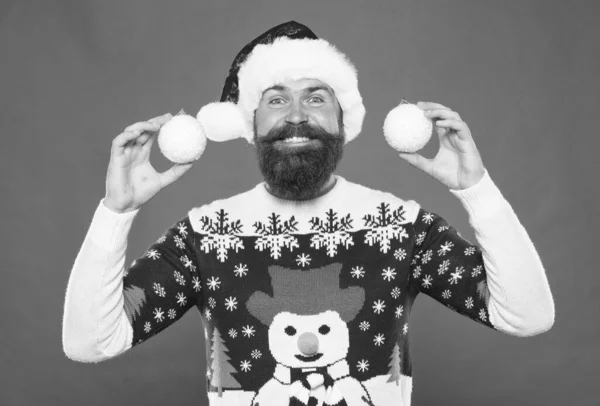 Chico barbudo feliz en suéter de punto cálido y sombrero de Santa Claus sostienen bolas de nieve decorativas árbol celebran vacaciones de invierno de chistmas, decoración de año nuevo —  Fotos de Stock