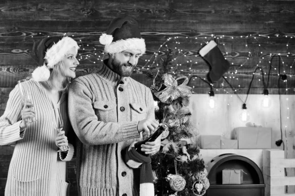 Coppia innamorata godersi la festa di Natale. Tradizione di famiglia. Felice anno nuovo. Buon Natale a tutti. Festeggiamo il Natale insieme. Bevande per adulti. Inizio festa. È ora di aprire lo champagne — Foto Stock