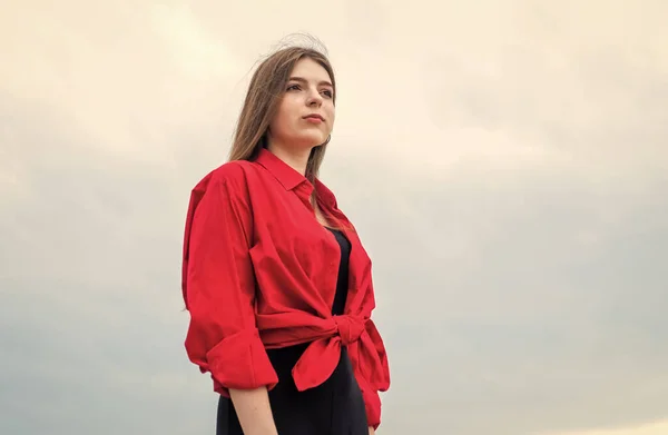 Ambicioso e bonito. estilo de moda casual para a criança bonita. adolescente menina ao ar livre. — Fotografia de Stock