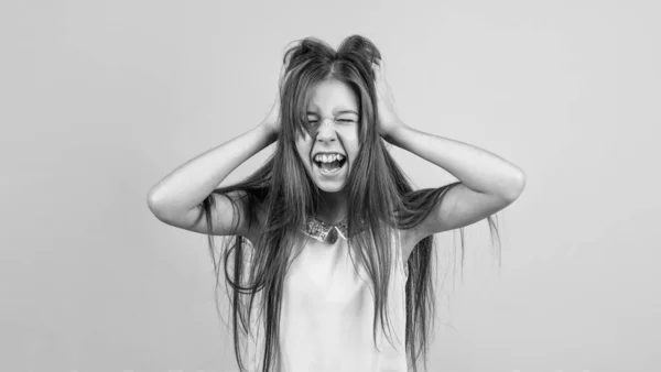 Zestresowany dziewczyna dziecko krzyczy i dotyka włosy, depresja — Zdjęcie stockowe