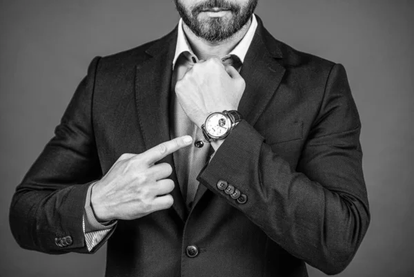 Ο τύπος δείχνει με το δάχτυλο το ρολόι. αξεσουάρ στυλ επιχειρηματικής μόδας. Ο χρόνος είναι επιτυχία. — Φωτογραφία Αρχείου
