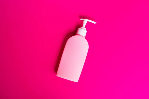 Toiletries for hygiene. presenting soap dispenser product. unbranded sanitizer bottle advertisement. — Stock Photo, Image