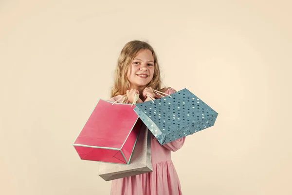 Tinédzser tartsa bevásárló táskák sikeres vásárlás után, ajándékok — Stock Fotó