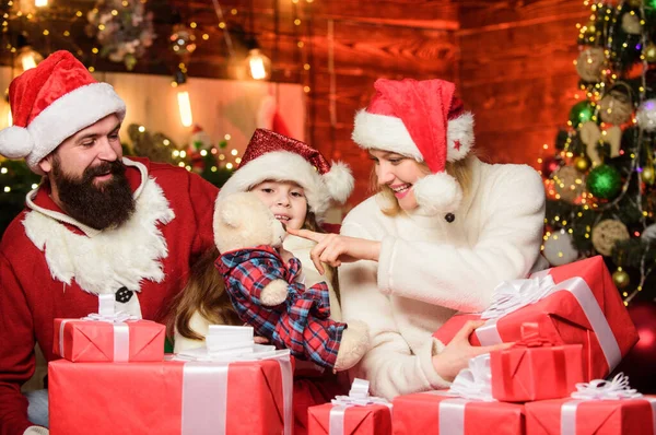 Kleines Kind und Eltern mit Weihnachtsmütze. Frohe Weihnachten. Vater und Mutter lieben ihre Tochter. Winterurlaub. Shopping-Verkäufe. Weihnachtsgeschenkboxen. Offene Gegenwart. Heimat ist der beste Ort der Welt — Stockfoto