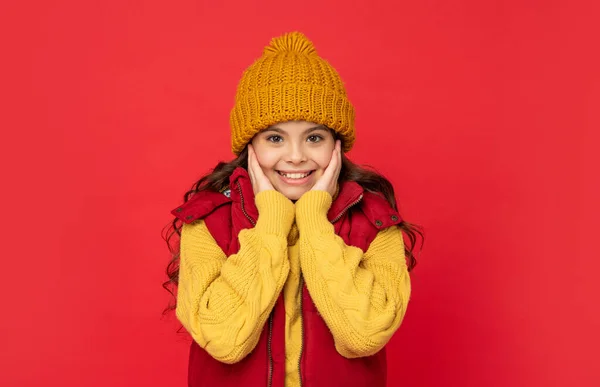 Esprimere emozione positiva. moda invernale. bambino felice con i capelli ricci in cappello. modello di moda femminile. — Foto Stock