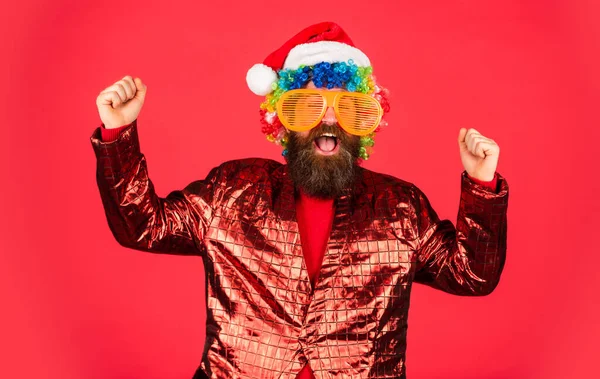 Noel 'den önceki sabah. Parti gözlüklü sakallı adam. Noel Baba şapkalı adam Noel hediyesini bekliyor. Parti kutlaması için hazırım. Yeni yıl alışverişi fikri. hipster tatilin tadını çıkar. — Stok fotoğraf