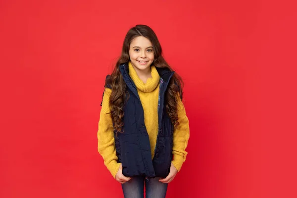 Tienermeisje in donzen vest. kind draagt warme kleren. uitdrukken van positieve emotie. — Stockfoto