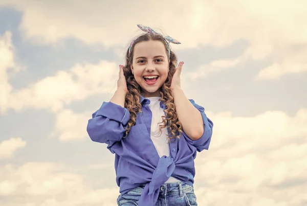 Estilo country. moda primavera desgaste. criança feliz no fundo do céu. menina retro alegre. criança se divertindo. infância feliz. desfrutar de uma boa previsão do tempo. menina vestindo roupas de estilo casual — Fotografia de Stock