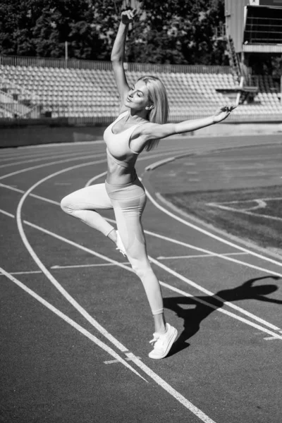 Gezond dieet. dame sprong met energie. sportieve vrouw in sportkleding. sexy vrouw op stadion sportschool. Vrouwelijke trainer training. Yoga coach. sportsucces. perfecte lichaamsvorm. fitness sport mode — Stockfoto