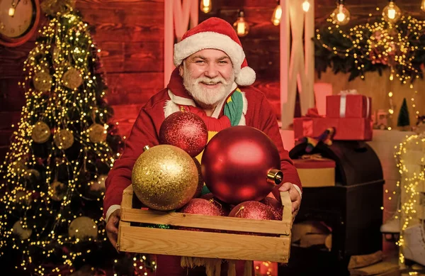 Klaar voor het feest. Nieuwjaarsweekend. Fanatieke vakantie. Man decoratieve bal. Winter winkelen. Gelukkige kerstman met baard. Volwassen baardelf. kerstboom decoratie. Kerstcadeaus. Tijd voor cadeautjes — Stockfoto