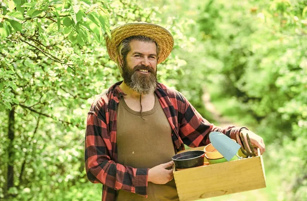 Colheita e agricultura. Homem maduro no rancho. Dia Mundial da Terra. ecologia e protecção do ambiente. Jardinagem. Conjunto de ferramentas para jardineiro e vasos. plantação em casa — Fotografia de Stock