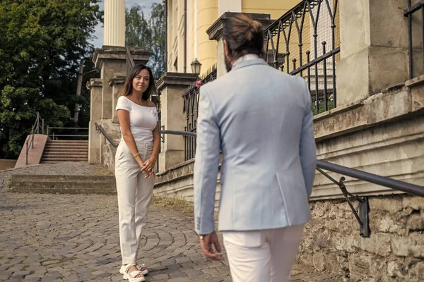 Açık havada aşık bir çiftin ilk karşılaşması.