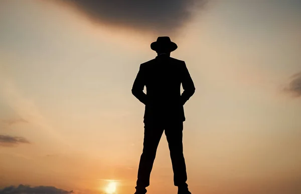 Affärsframgångar. frihet. personligt prestationsmål. man silhuett på himlen bakgrund. — Stockfoto