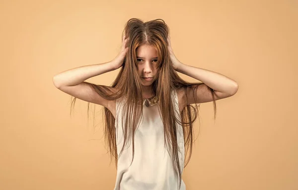 Triste chica adolescente tocar el pelo. niño molesto que tiene dolor de cabeza. migraña. — Foto de Stock