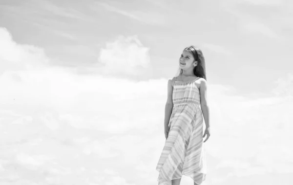 Mooi tiener meisje met lang haar in jurk, kopiëren ruimte, zomer — Stockfoto