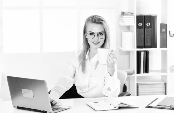 Esperando nuevas ideas. educación a distancia en línea. negocios ágiles. sexy mujer de negocios trabajo en la oficina. uso de la mujer portátil en el lugar de trabajo. Secretario de rutina diaria. concepto de la vida moderna. de vuelta a la escuela — Foto de Stock