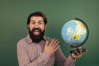 Yeni sınıf. Sınava hazırlan. Coğrafya dersi veren üniversite hocası. Okula dönüyorum. gayri resmi eğitim. Dünyayı gösteren olgun öğretmeniniz kutlu olsun. Sakallı coğrafyacı sınıfında haritayla çalışıyor.