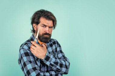 Mavi arka planda makaslı ciddi sakallı adam fotokopi odası, kuaför salonu