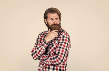 Sakallı, olgun bir hippi. Bıyıklı, vahşi beyaz adam. Sakallı adam kareli gömlek giyer. Kendine güvenen ve yakışıklı vahşi bir adam. Erkek berber bakımı. saç ve sakal bakımı