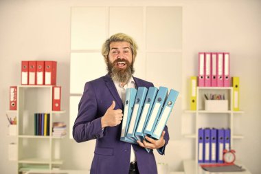 Ceketli başarılı sakallı CEO. Kendine güvenen adam kağıt klasörü tutuyor. Olgun erkek patron. İş adamı belgelerle çalışır. Modern ofisteki girişimci. iş sözleşmeleri