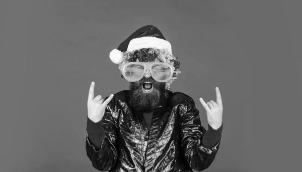 髭を生やした面白い男。クリスマスの精神。陽気なピエロカラフルな髪型。冬休みだ。すまないサンタいたずらはいい気分だ。髭の男はクリスマスを祝う。クリスマスパーティーのエンターテイメント — ストック写真