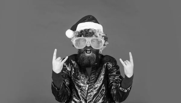 Grappige man met baard. Kerstsfeer. Vrolijke clown kleurrijke kapsel. Wintervakantie. Sorry Kerstman, Naughty voelt gewoon lekker. Een man met baard viert kerst. Kerst feest entertainment — Stockfoto