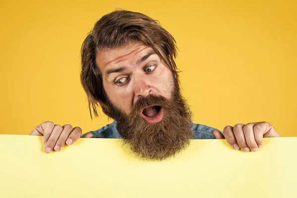 Amazed bearded brutal man with moustache hold paper shit for copy space, ad — Φωτογραφία Αρχείου