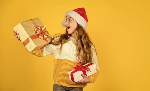 给孩子们的圣诞礼物孩子们快乐的小女孩拿着礼品盒.对购买感到满意。买东西的日子孩子们为家人挑选礼物。可爱的小女孩在准备节日礼物。收到礼物 — 图库照片