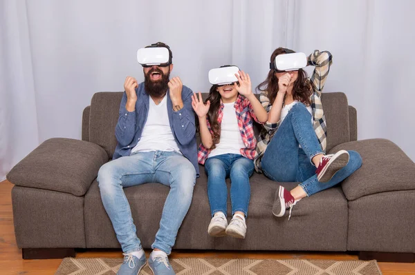 Feliz familia usar gafas vr sentado en el sofá en casa, la tecnología del futuro — Foto de Stock