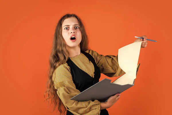Überrascht teen girl halten papier-dokument-mappe, arbeit — Stockfoto